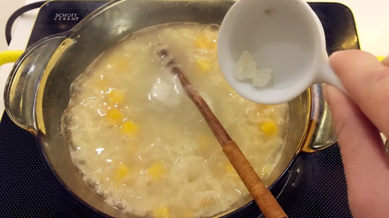 宝宝辅食:红薯挤挤面-10M+,转成中小火,1-2分钟面疙瘩煮熟后转小火,用筷子轻轻搅拌,加入提前准备好的少许<a style='color:red;display:inline-block;' href='/shicai/ 866'>冰糖</a>,也可以不加的哈,因为红薯本身就已经有点甜了。
》如果要加红枣,需将红枣提前蒸熟去皮,在煮红薯的时候就加入。