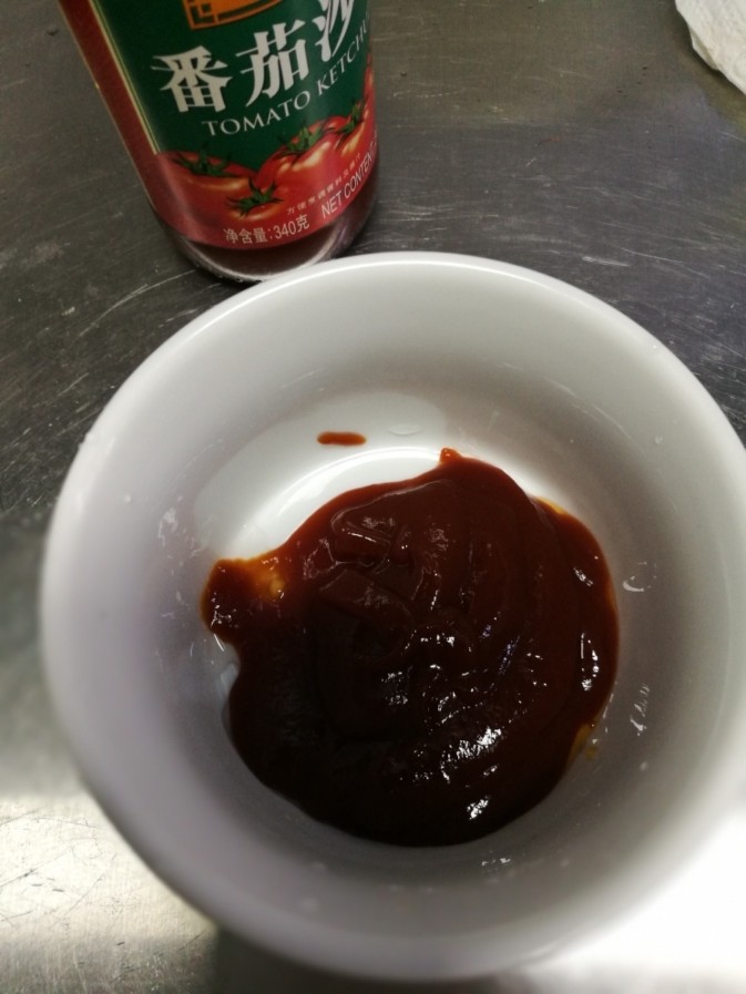 糖醋里脊,接下来准备<a style='color:red;display:inline-block;' href='/shicai/ 10588'>糖</a>醋汁。取<a style='color:red;display:inline-block;' href='/shicai/ 699'>番茄酱</a>三四勺在碗里。