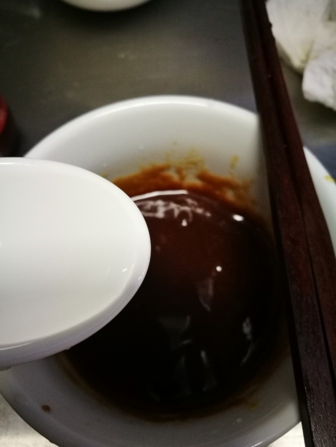 糖醋里脊,再次拌匀后加两勺水。