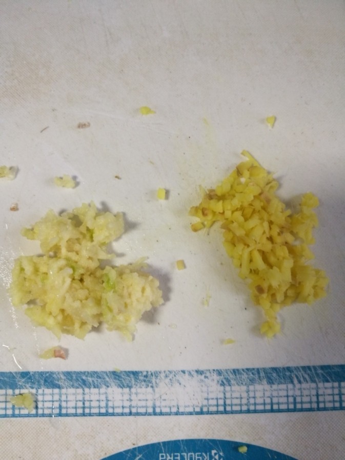 糖醋里脊,准备蒜姜末。