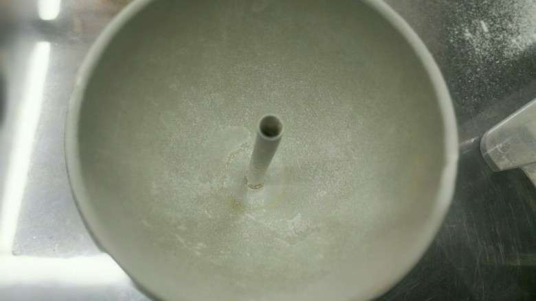 做芭比蛋糕的关键是什么,芭比蛋糕模具四周涂上黄油,筛上面粉,倒出。