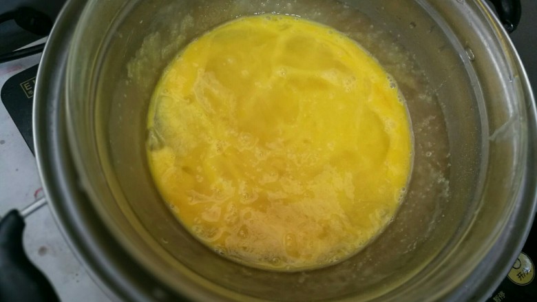 做芭比蛋糕的关键是什么,蛋液隔热水加热到40℃,然后关火取出
