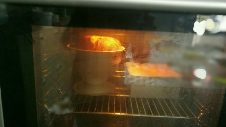 做芭比蛋糕的关键是什么,烤箱预热,160℃ 48分钟左右,烤好立即取出倒扣。