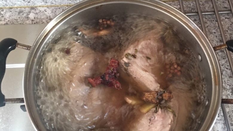 重庆烧白(味道回忆),肉块洗净,冷水开始煮,煮的时候放入花椒、姜片、盐、<a style='color:red;display:inline-block;' href='/shicai/ 718'>料酒</a>,水开后小火煮20分钟,捞出晾一会儿
