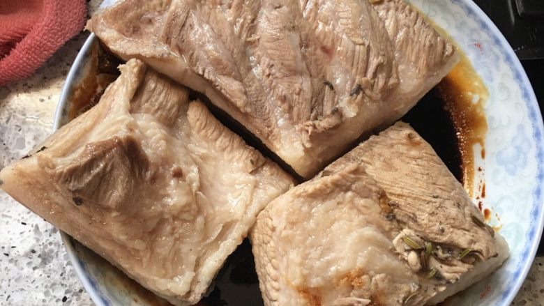 重庆烧白(味道回忆),肉块儿肉皮朝下放入<a style='color:red;display:inline-block;' href='/shicai/ 762'>老抽</a>腌制一会儿,5分钟左右即可
