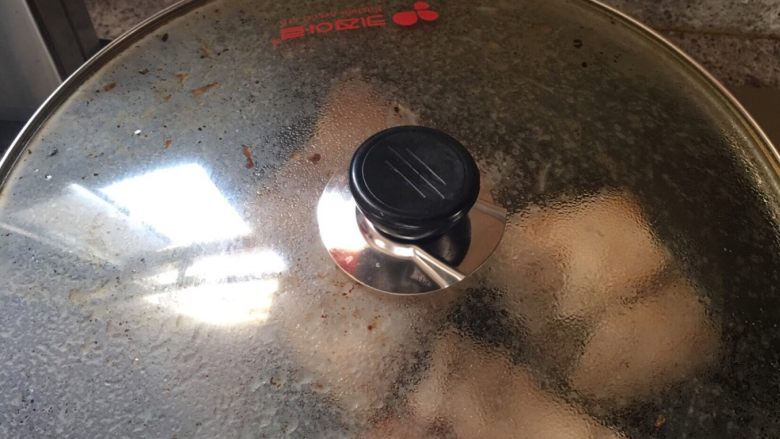 重庆烧白(味道回忆),把用老抽上过色的肉块放入油锅中炸,注意只炸肉皮部分,油温热了后用微火,大火容易糊!其中最重要的经验是我通常是冷锅时就把肉放进去摆好然后开火盖上锅盖!如果热油放肉进去那你可以试试,估计你的脸上会被油烫出N多个大炮!这个小经验很重要!