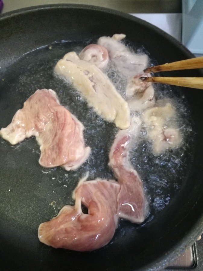 糖醋里脊,锅里油热后分次下腌制好的里脊条，炸到微黄。