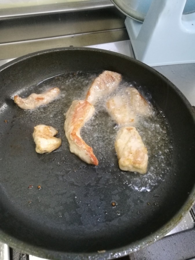 糖醋里脊,第一次炸成这样就可以了。