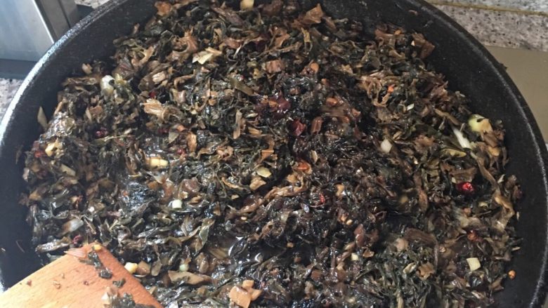 重庆烧白(味道回忆),用炸过猪皮的油放入辣椒姜片蒜花椒炒香后倒入洗净的梅干菜炒熟
