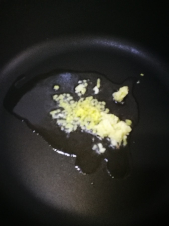 糖醋里脊,锅里底油下蒜姜末煸香。