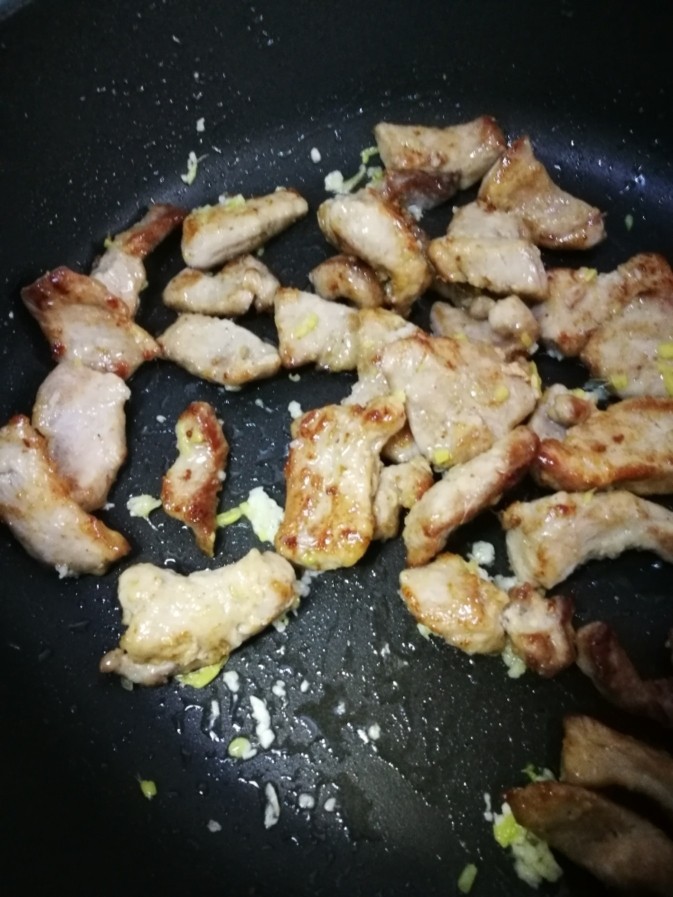 糖醋里脊,下里脊条翻炒。