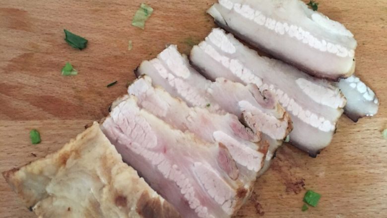 重庆烧白(味道回忆),经过速冻的肉块很容易切成薄片
