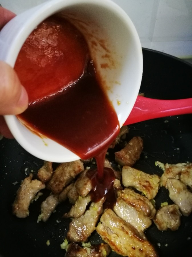 糖醋里脊,淋上调好的糖醋汁。