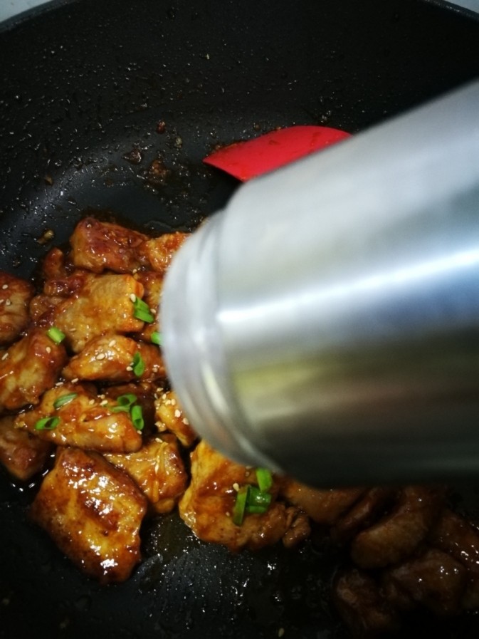 糖醋里脊,最后撒葱花和熟芝麻。