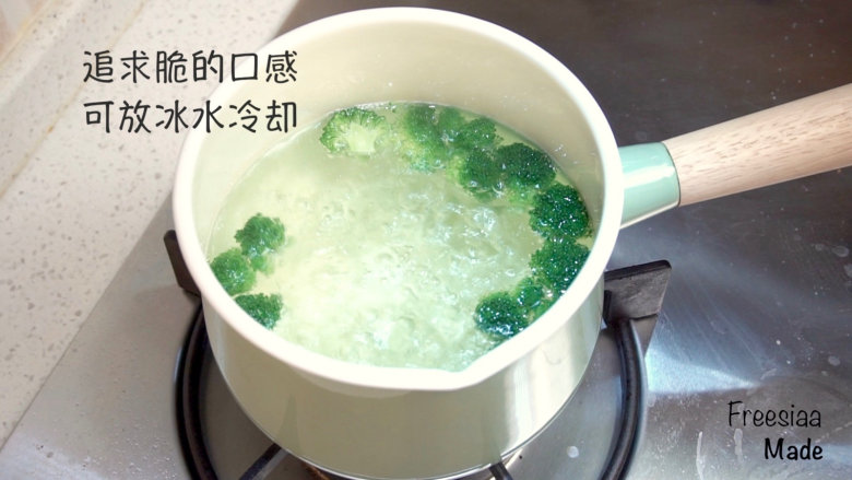 金枪鱼 意面沙拉（视频菜谱）,烧一锅水，（意面：水＝1:15或1:17），先放入<a style='color:red;display:inline-block;' href='/shicai/ 2628'>花椰菜</a>，煮30秒－1分钟，如果追求脆的口感 ，捞出后可以放冰水冷却，沥干备用。