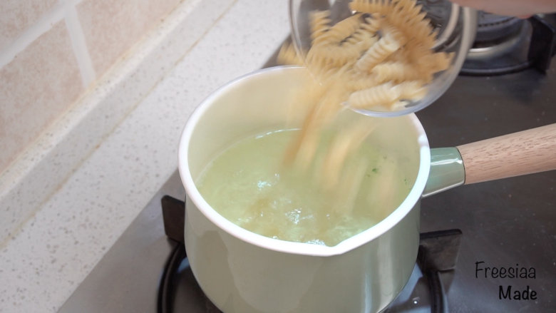 金枪鱼 意面沙拉（视频菜谱）,再往水里倒入水重量1%的盐，开始煮意面，时间按照包装袋上的建议时间即可，沥干备用。