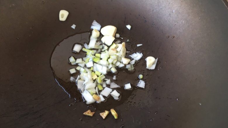 菠萝咕咾肉,另起锅,热油放入葱姜蒜炒香