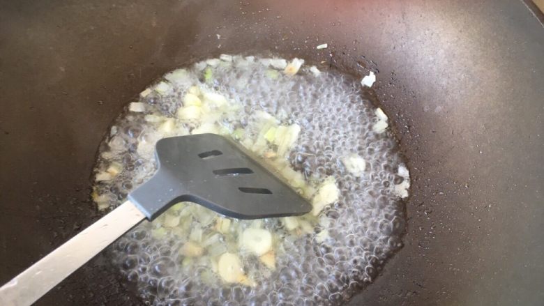 菠萝咕咾肉,放入少许开水,