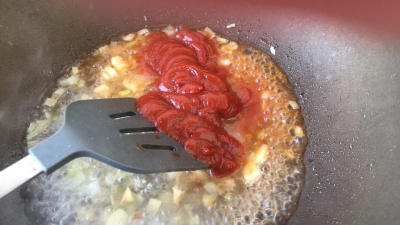 菠萝咕咾肉,放入<a style='color:red;display:inline-block;' href='/shicai/ 699'>番茄酱</a>