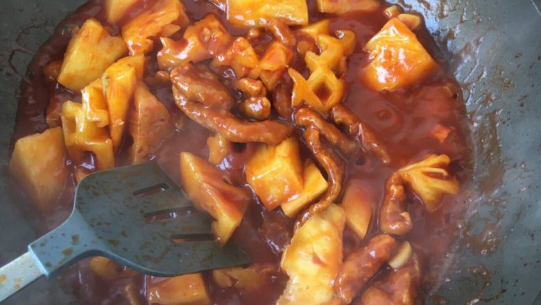 菠萝咕咾肉,先放入肉片,然后翻炒均匀,放入<a style='color:red;display:inline-block;' href='/shicai/ 597'>菠萝</a>,翻炒