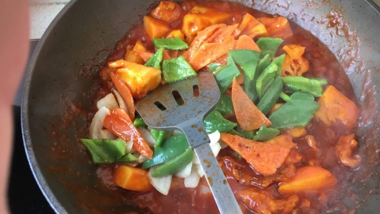菠萝咕咾肉,放入青椒,胡萝卜,洋葱