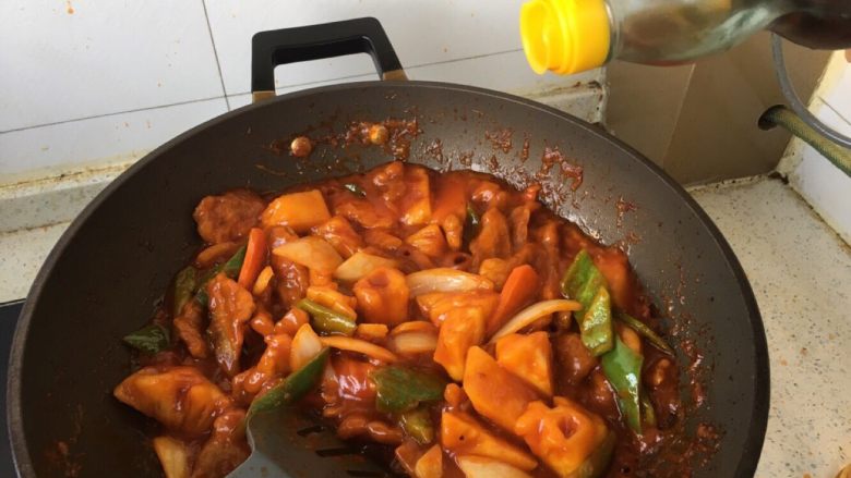 菠萝咕咾肉,滴入几滴香油,搅拌