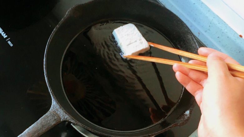 糖醋脆皮豆腐,锅中倒油,放入豆腐