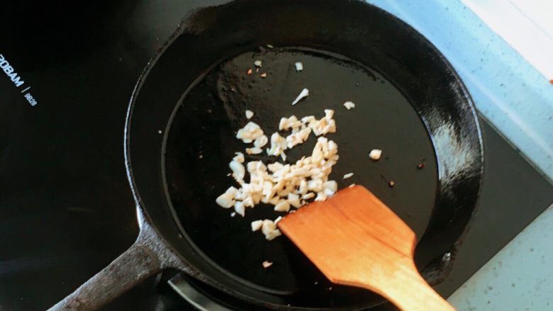糖醋脆皮豆腐,锅中留底油,爆香蒜末