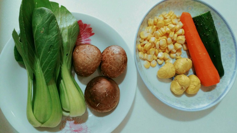 春暖花开缤纷拌饭,材料买齐洗干净,集中放好备用;