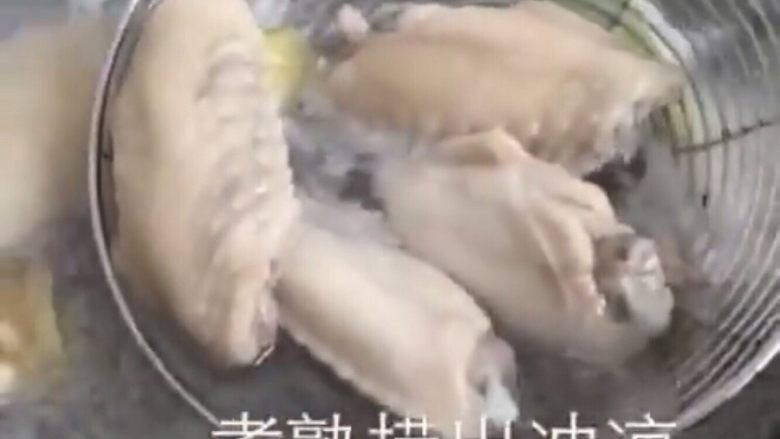 可乐鸡翅,放冷水中冲凉晾干