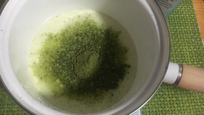 日式抹茶豆腐奶冻,再加入抹茶粉