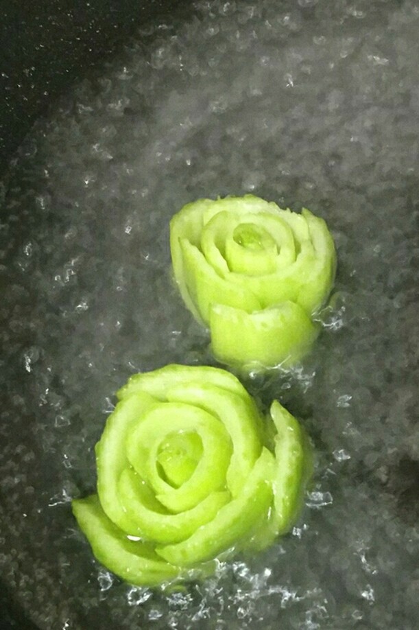 春暖花开缤纷拌饭,锅中放清水大火烧开,放入一勺盐,半勺食用油,适量<a style='color:red;display:inline-block;' href='/shicai/ 3738'>芝麻油</a>,放入上海青的根部煮2分钟,翻面再煮2分钟,取出备用;