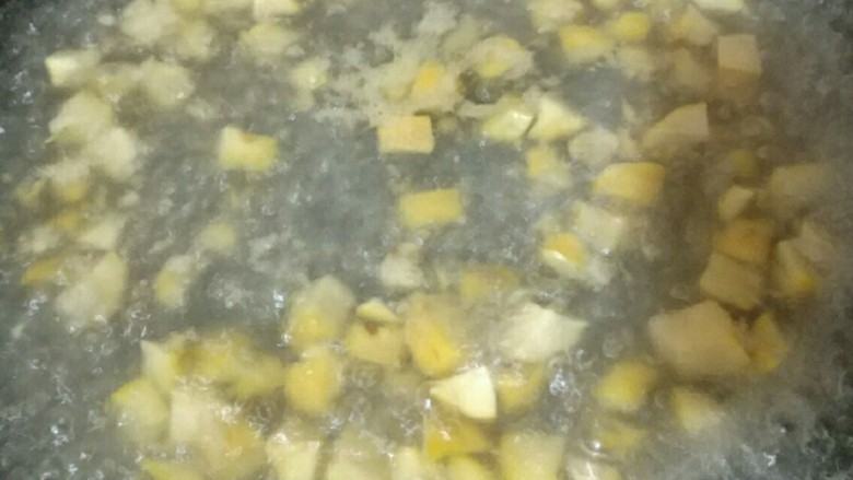 春暖花开缤纷拌饭,锅中放清水大火烧开,放入一勺盐,倒入板栗丁煮2~3分钟,取出备用;