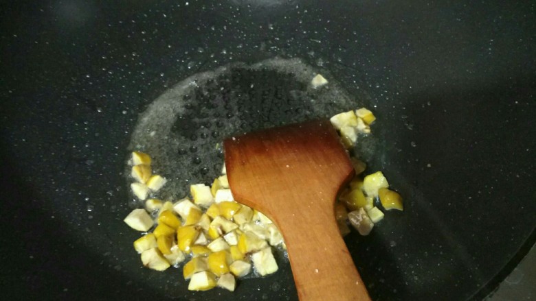 春暖花开缤纷拌饭,锅中倒入适量食用油,放入半勺盐,油4成热倒入板栗丁大火炒1分钟,转中小火炒2~3分钟,取出备用;