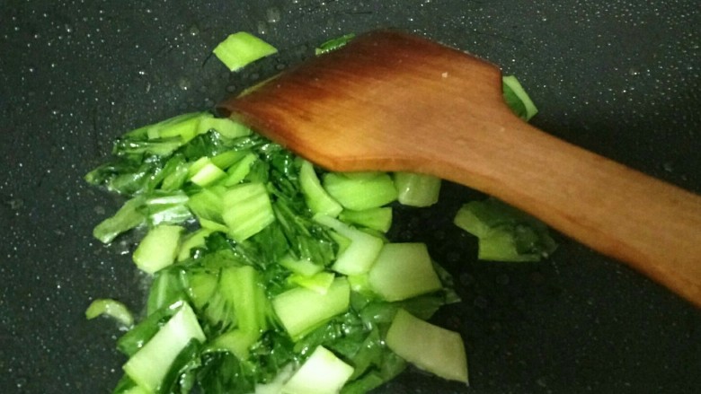 春暖花开缤纷拌饭,锅中倒入适量食用油和芝麻油,放入半勺盐,油7成热倒入青菜丁大火炒2~3分钟,取出备用;