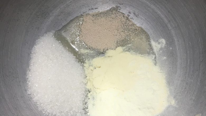 红糖肉桂吐司,主面团材料除了黄油和盐一起加入