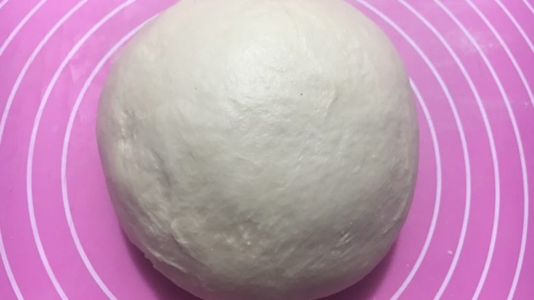 红糖肉桂吐司,变成光滑的面团了,静置10分钟