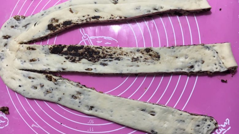 红糖肉桂吐司,用刀平均分成三条,头部不要割断