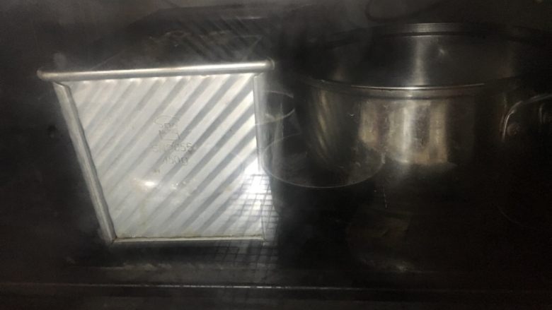红糖肉桂吐司,烤箱开发酵功能,并放入一碗开水增加湿度
