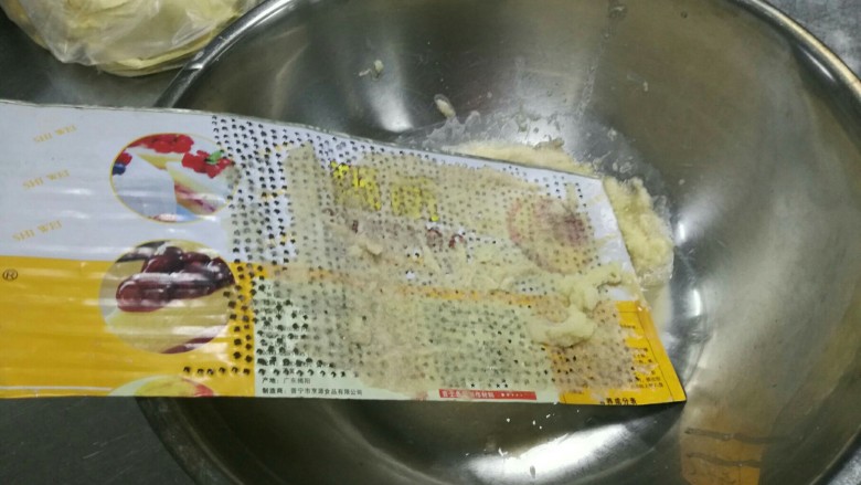 土豆擦擦,1.自制工具,簿铁皮用钉子,捶子,一行行,一排排钉。2.而后用它反面,把土豆磨擦成土豆泥渣。3.把土豆泥渣清水洗三遍,用细纱布过滤,并挤干水分.4.洗过土豆泥渣的清水里有土豆淀粉,沉淀后,倒掉水,把剩余的土豆粉加入土豆泥渣里,并加入白面,加到可握成球为宜。