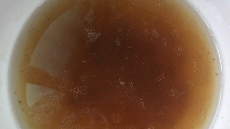 鱼香肘子,加入蒸肘子时候盘子里的水