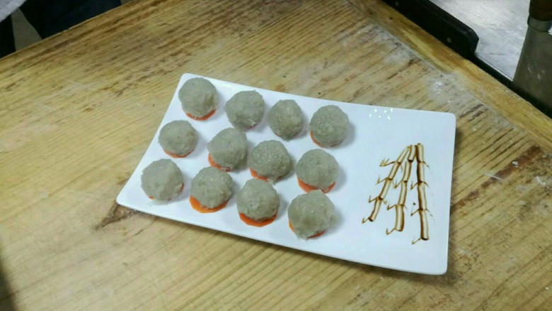 土豆擦擦,土豆泥渣面团,挤成圆球,上笼蒸十分钟,即成,可沾西红柿酱,肉酱之类吃,随自己味而定,也可配菜炒的吃
