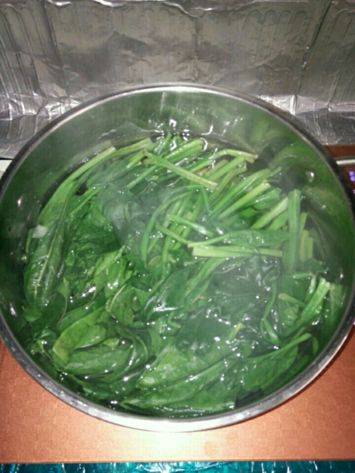 陈醋菠菜花生米,水里放少量盐,水沸时放入菠菜,焯水1分钟左右。