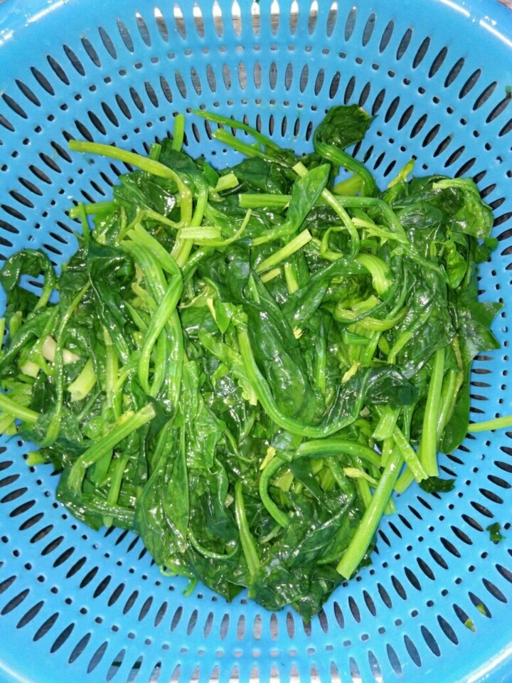陈醋菠菜花生米,控净水分。