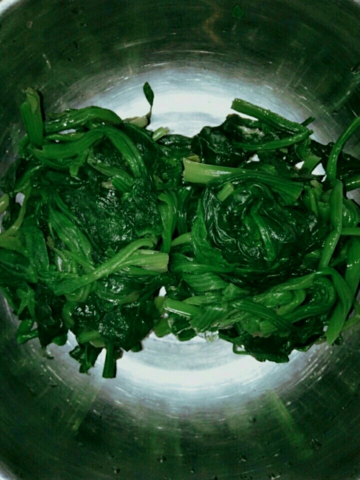 陈醋菠菜花生米,改刀前,再用手攥一攥去水分。