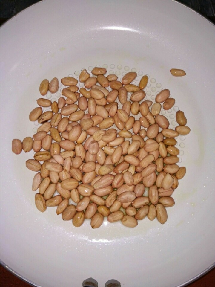 陈醋菠菜花生米,锅内放少量油，放入<a style='color:red;display:inline-block;' href='/shicai/ 4262'>花生米</a>（<a style='color:red;display:inline-block;' href='/shicai/ 4262'>花生米</a>出油不吸油）。