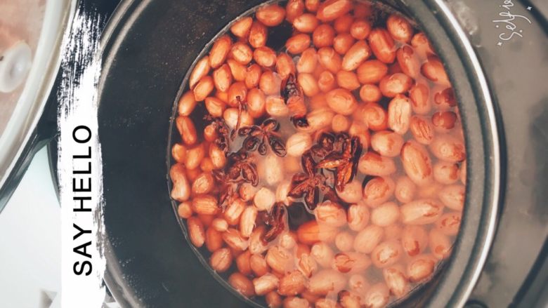 简易家常菜,放入盐花椒大料煮两小时(我用的电饭煲压力小,只能加长时间,一般压力锅一小时足够了)