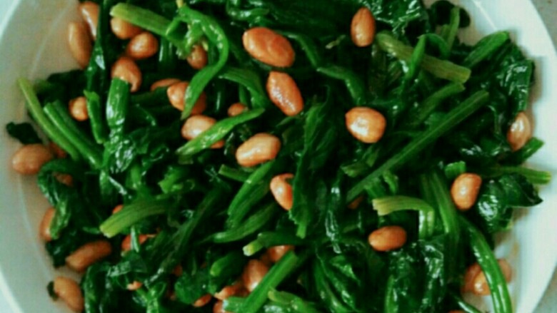 陈醋菠菜花生米,把陈醋汁浇在菠菜和花生米上,拌匀即可。