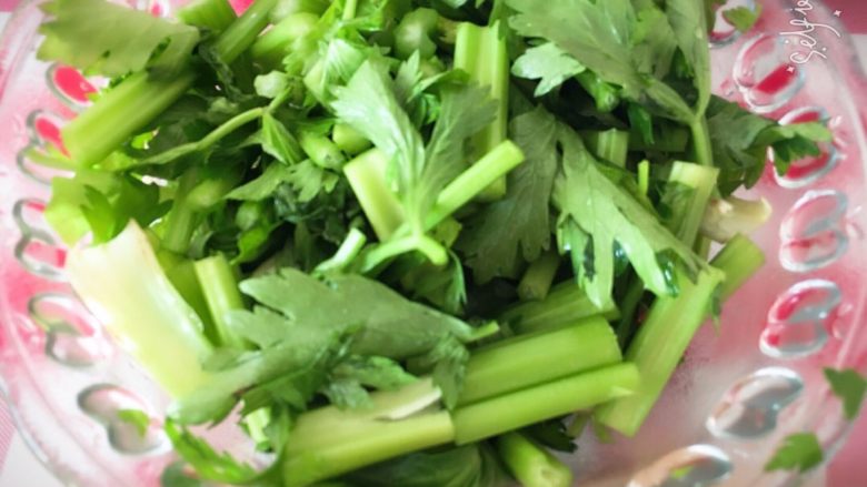 简易家常菜,芹菜切成段放好备用