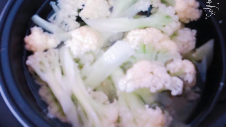 简易家常菜,把材料都用热水抄一下,一般菜花和胡萝卜一起,水开锅后五分钟,因为时间差不多五分钟左右